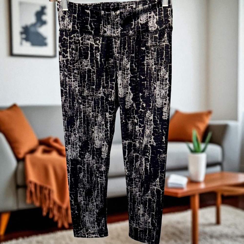 Energie Black and White Textured Capri leggings